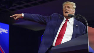 26.02.2022, USA, Orlando: Donald Trump spricht auf bei der konservativen Konferenz CPAC in Orlando im US-Bundesstaat Florida. Der ehemalige US-Präsident hat seinen Nachfolger Joe Biden wegen Russlands Angriff auf die Ukraine attackiert und die Invasion mit der Situation an der US-Grenze verglichen. (zu dpa: «Trump zum Krieg in Ukraine: Müssen auch «Invasion» in die USA stoppen») Foto: John Raoux/AP/dpa +++ dpa-Bildfunk +++