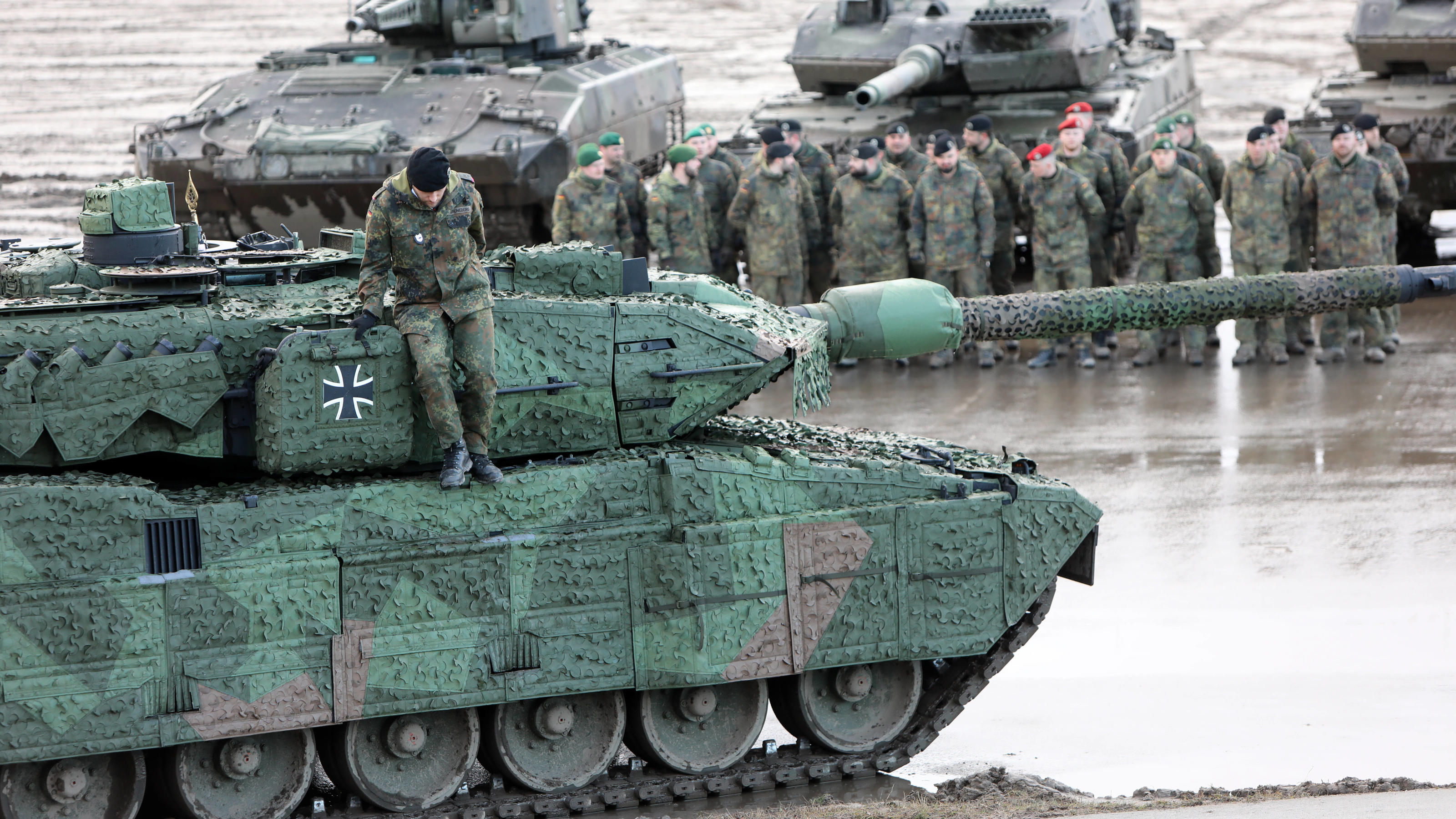 Vorne: Kampfpanzer Leopard 2A7v der Bundeswehr auf dem Truppenübungsplatz Munster. Die Panzerlehrbrigade 9 hat im Rahmen einer feierlichen Übergabe durch die Bundesministerin der Verteidigung am 07.02.2022 fünf Panzer für die Brigade erhalten. Dienst