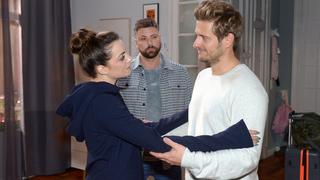Emily (Anne Menden) und John (Felix von Jascheroff, M.) freuen sich, dass Philip (Jörn Schlönvoigt) zurück ist.Die Verwendung des sendungsbezogenen Materials ist nur mit dem Hinweis und Verlinkung auf RTL+ gestattet.