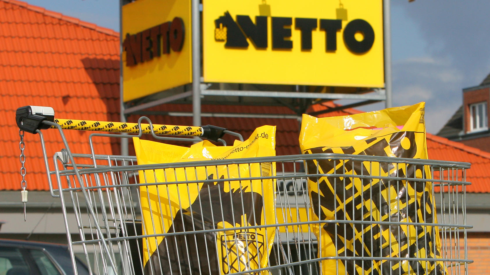 Ein Einkaufswagen mit Einkaufstüten vor einem Verkaufsmarkt der OHG NETTO Supermarkt GmbH & Co. am Dienstag (10.03.2009) in Rostock. Hauptsitz von NETTO Deutschland ist Stavenhagen (Kreis Demmin) in Mecklenburg-Vorpommern. Bundesweit zählt das Untern