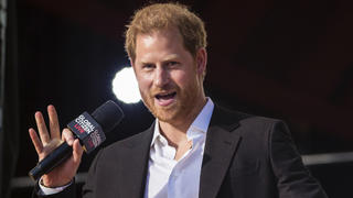 ARCHIV - 26.09.2021, USA, New York: Prinz Harry, Herzog von Sussex, spricht während des Global Citizen Festivals in New York. Prinz Harry hat zu einem verstärkten Kampf gegen Falschinformationen in sozialen Medien aufgerufen. (zu dpa: "Prinz Harry: Desinformation in sozialen Medien betrifft uns alle") Foto: Stefan Jeremiah/FR171756 AP/dpa +++ dpa-Bildfunk +++