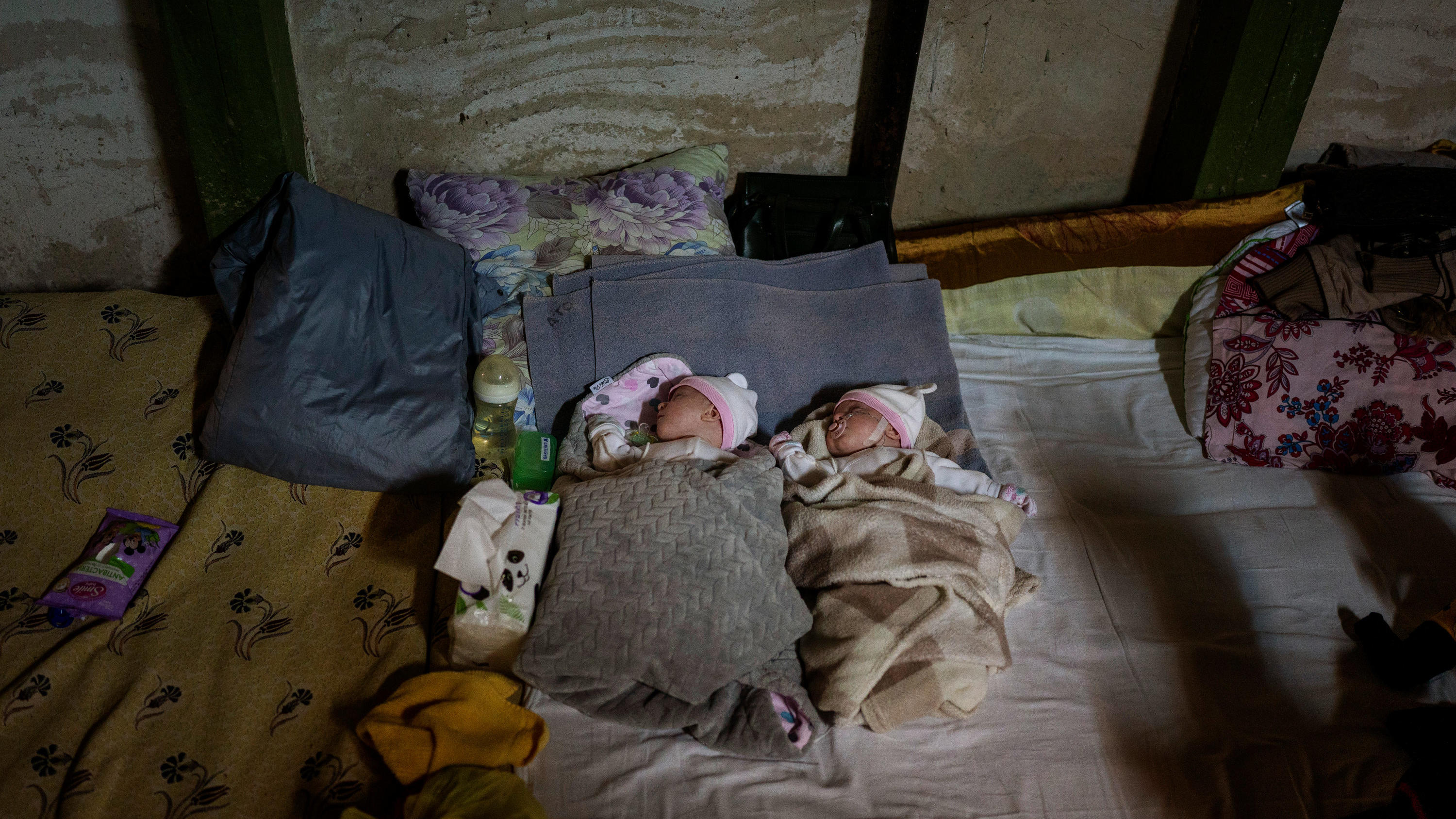 dpatopbilder - 28.02.2022, Ukraine, Kiew: Neugeborene Zwillingsbrüder schlafen in einem als Bunker genutzten Keller des Okhmadet-Kinderkrankenhauses im Stadtzentrum. Foto: Emilio Morenatti/AP/dpa +++ dpa-Bildfunk +++