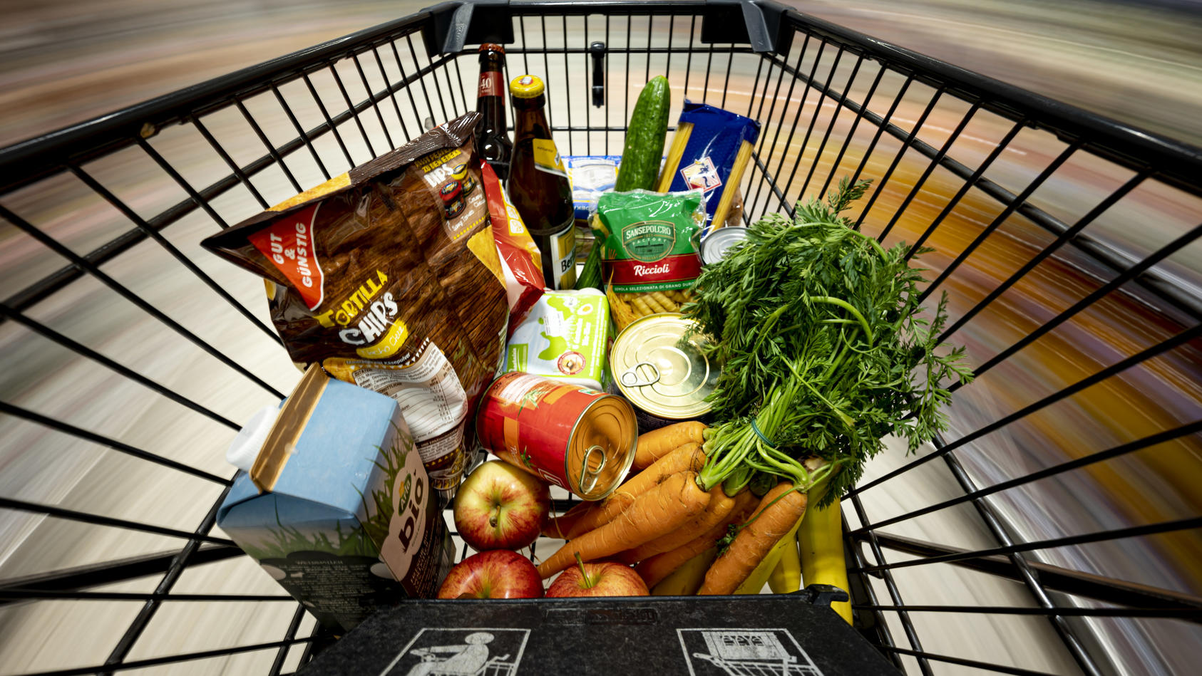 ARCHIV - 14.04.2021, Berlin: Ein Einkauf liegt in einem Einkaufswagen in einem Supermarkt. Die Inflation in Deutschland ist im November 2021 auf den höchsten Stand seit fast 30 Jahren gestiegen. Foto: Fabian Sommer/dpa +++ dpa-Bildfunk +++