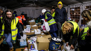  March 1, 2022, Przemysl, Poland: Volunteers sort donated medicine and sanitary products in the night..Thousands of refugees from Ukraine enter Poland as the Russian Federation army crossed Ukrainian borders, the conflict between Ukraine and Russian is expected to force up to 5 million Ukrainians to flee. Mixed origins escapees, mainly from Africa and central Asia say they were held for days at the Ukrainian border in extremely poor condition. Przemysl Poland - ZUMAs197 20220301_zaa_s197_280 Copyright: xDominikaxZarzyckax