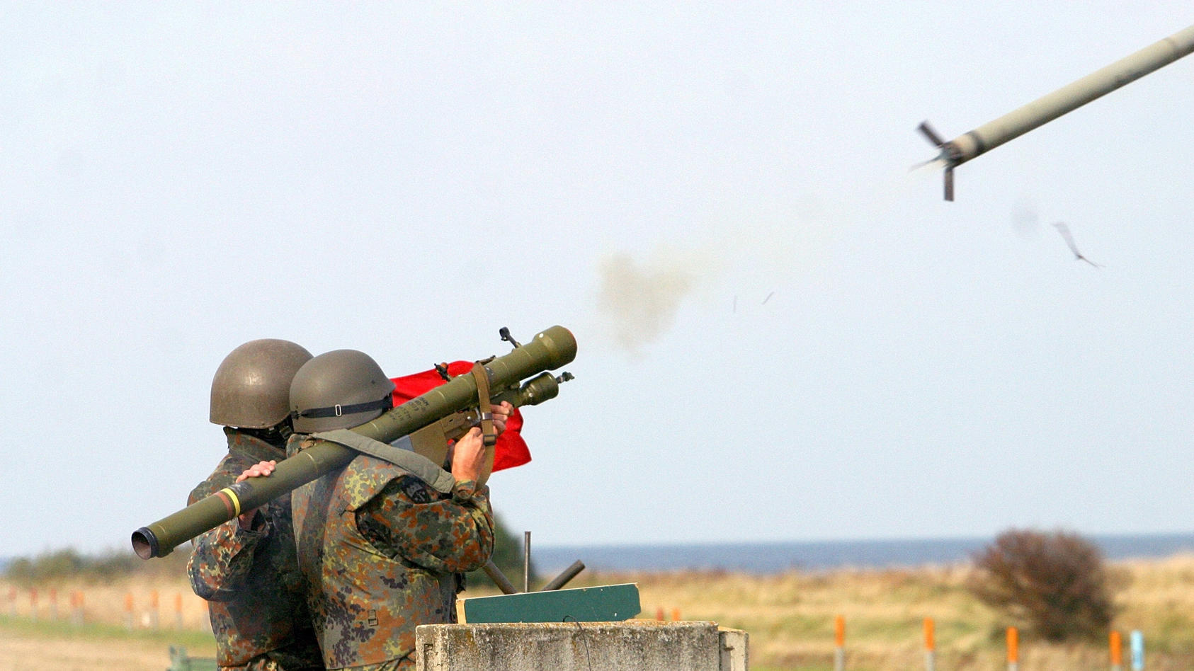 HANDOUT - 06.10.2004, Schleswig-Holstein, Todendorf: Handout der Bundeswehr zeigt Reservisten, die mit der Fliegerfaust «Strela» üben. Deutschland wird weitere Waffen an die Ukraine liefern. Das Wirtschaftsministerium genehmigte die Abgabe von 2700 S
