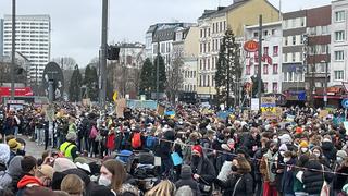 Die ersten Demonstrantinnen und Demonstranten versammeln sich in der Hamburger Innenstadt.
