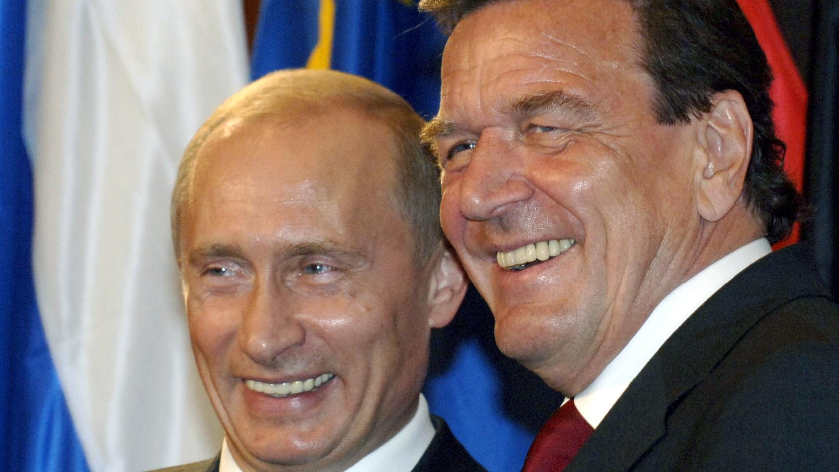 Lachend steht der damalige Bundeskanzler Gerhard Schröder (r) in Berlin während der Vertragsunterzeichnung über den Bau einer Erdgasleitung durch die Ostsee neben Russlands Präsident Wladimir Putin (Archivfoto vom 09.09.2005). Altbundeskanzler Schröd