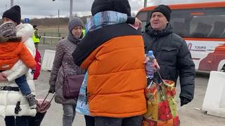 Evgenij Voznyuk nimmt seine Eltern an der Grenze überglücklich in Empfang.