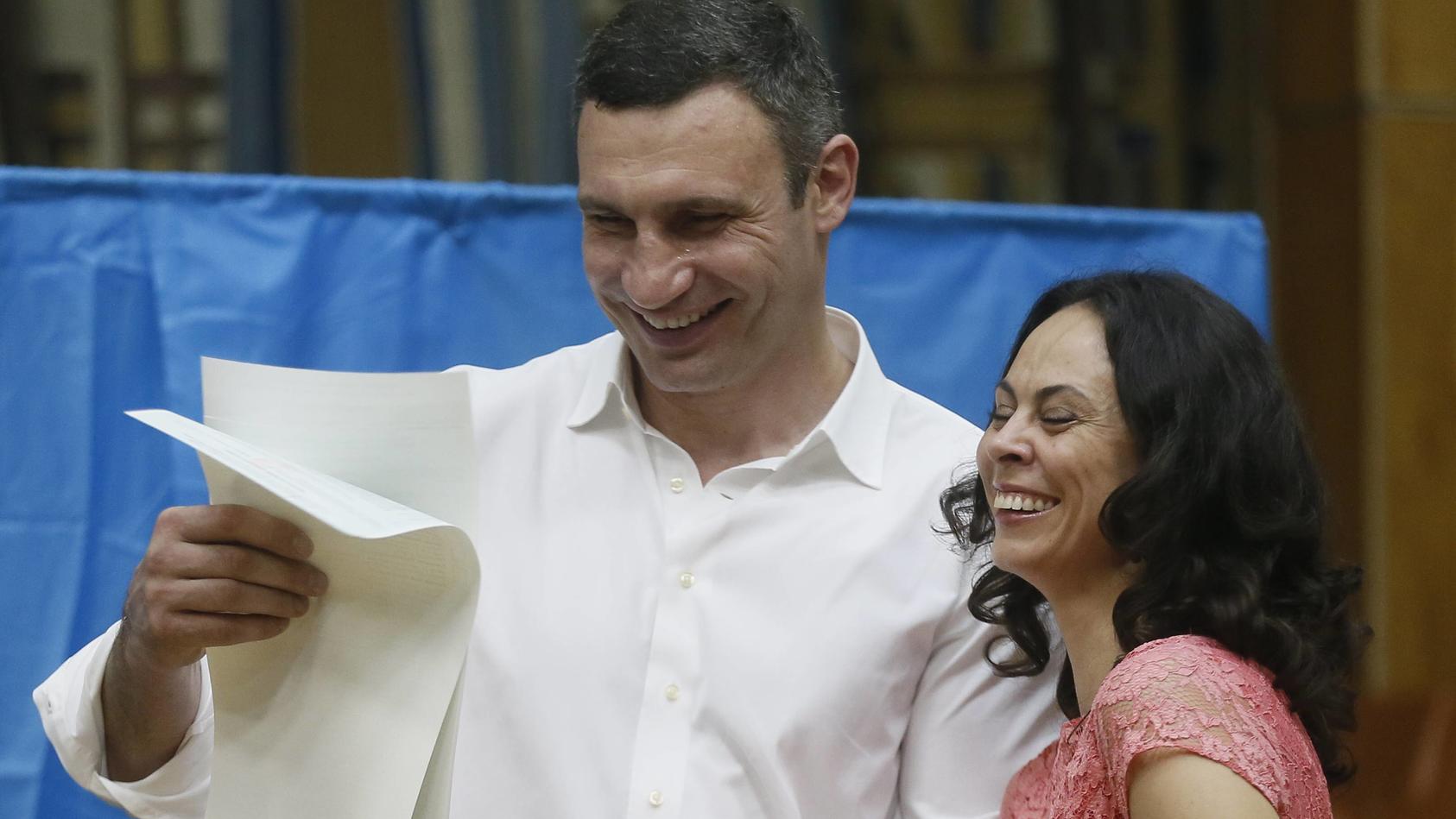 ITAR-TASS: KIEV, UKRAINE. MAY 25, 2014. Candidate for Kiev mayor, Vitaly Klitschko with wife Natalia at a polling station during Kiev s mayoral election. PUBLICATIONxINxGERxAUTxONLY Aufmacher RE144F2CITAR TASS Kiev Ukraine May 25 2014 Candidate for K