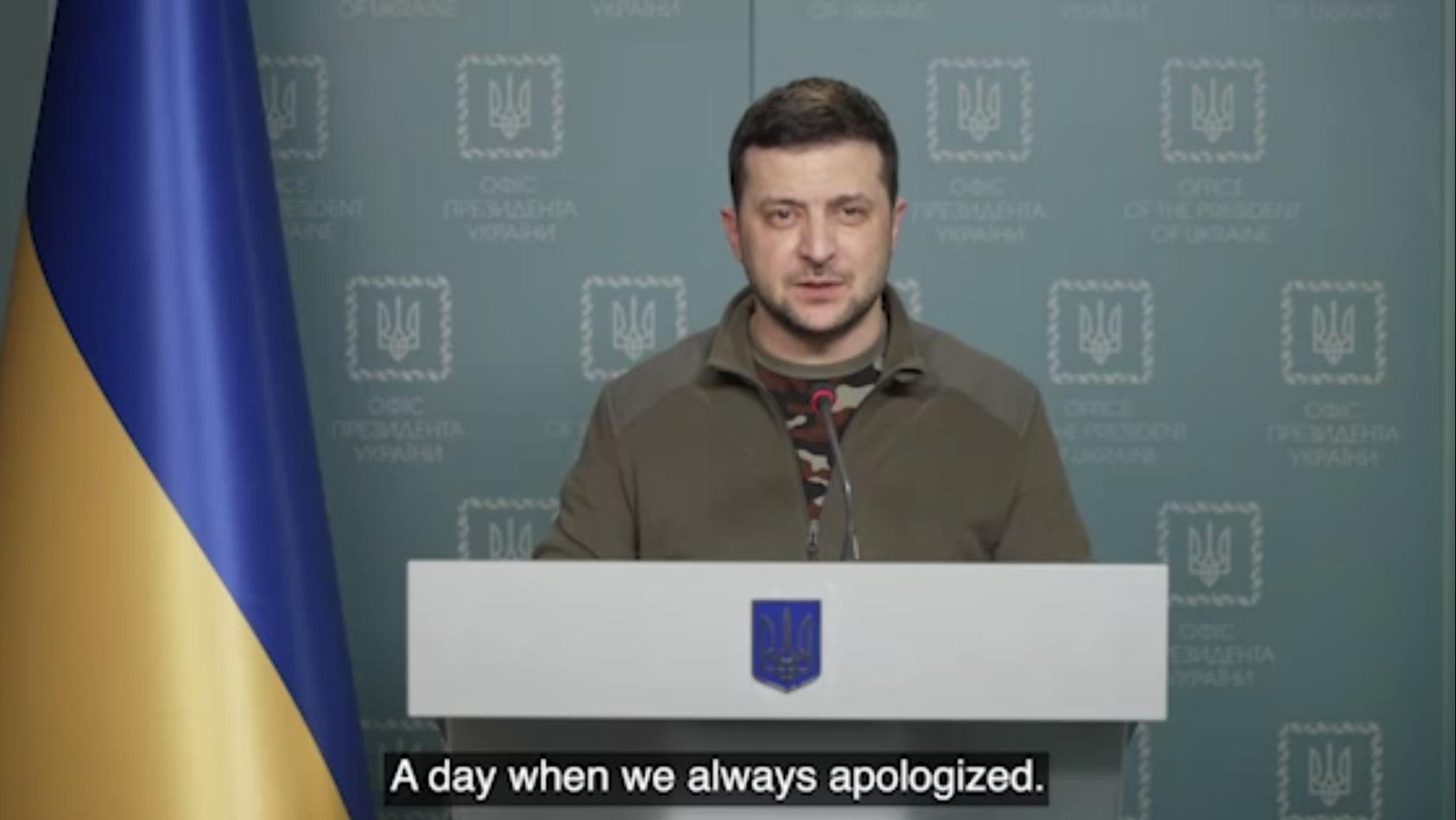 Der ukrainische Präsident Wolodymyr Selenskyj meldet sich in einer Videobotschaft.
