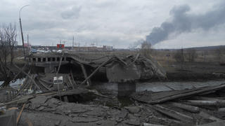  Russia-Ukraine War: Irpin Destroyed Bridge And Civilians Leaving The City Irpin Destroyed Bridge near Kyiv, Ukraine, on March 6, 2022. Russia continues assault on Ukraine s major cities, including the capital Kyiv, more than a week after launching a large-scale invasion of the country. Irpin Ukraine PUBLICATIONxNOTxINxFRA Copyright: xAndreaxFiligheddux originalFilename: filigheddu-notitle220306_npbEz.jpg