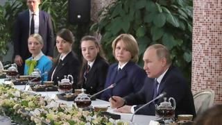 Der russische Präsident Vladimir Putin spricht bei einer Pressekonferenz mit der Crew der Aeroflot-Fluggesellschaf; Moskau, 5. März 2022
