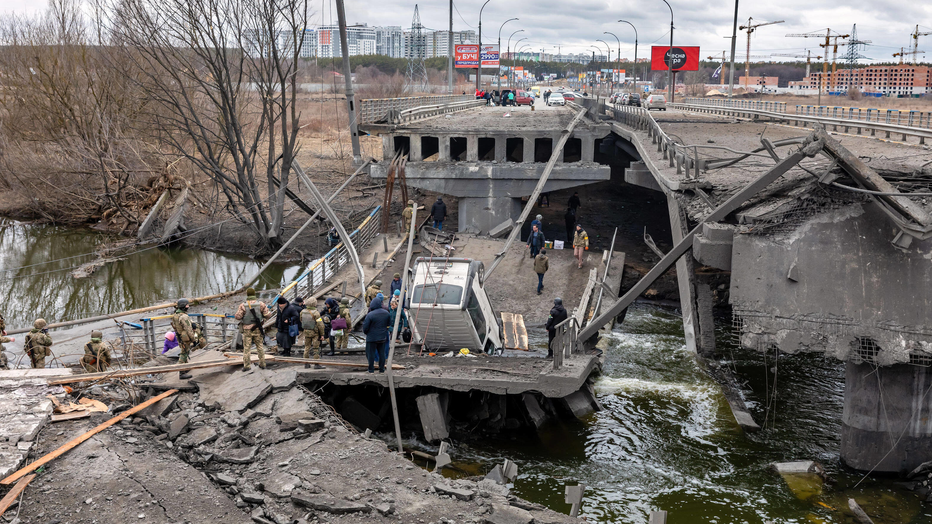 March 5, 2022, Irpin, Ukraine: People cross a destroyed bridge as they evacuate the city of Irpin, northwest of Kyiv, during a heavy shelling and bombing. Irpin Ukraine - ZUMAs197 20220305_zaa_s197_693 Copyright: xMykhayloxPalinchakx 