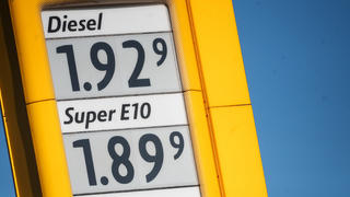 03.03.2022, Hessen, Kelsterbach: Die Preise für Diesel und Super E10 stehen an einer Tankstelle. Dabei ist der Preis für Diesel höher als der für den Treibstoff Super E10. Foto: Sebastian Gollnow/dpa +++ dpa-Bildfunk +++