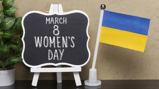 Internationaler Weltfrauentag 2022 mit ukrainischer Flagge