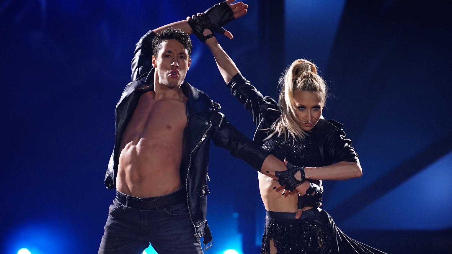 René Casselly und Kathrin Menzinger tanzen in Show 2 von „Let's Dance“ einen Paso Doble – inklusive Stunt.