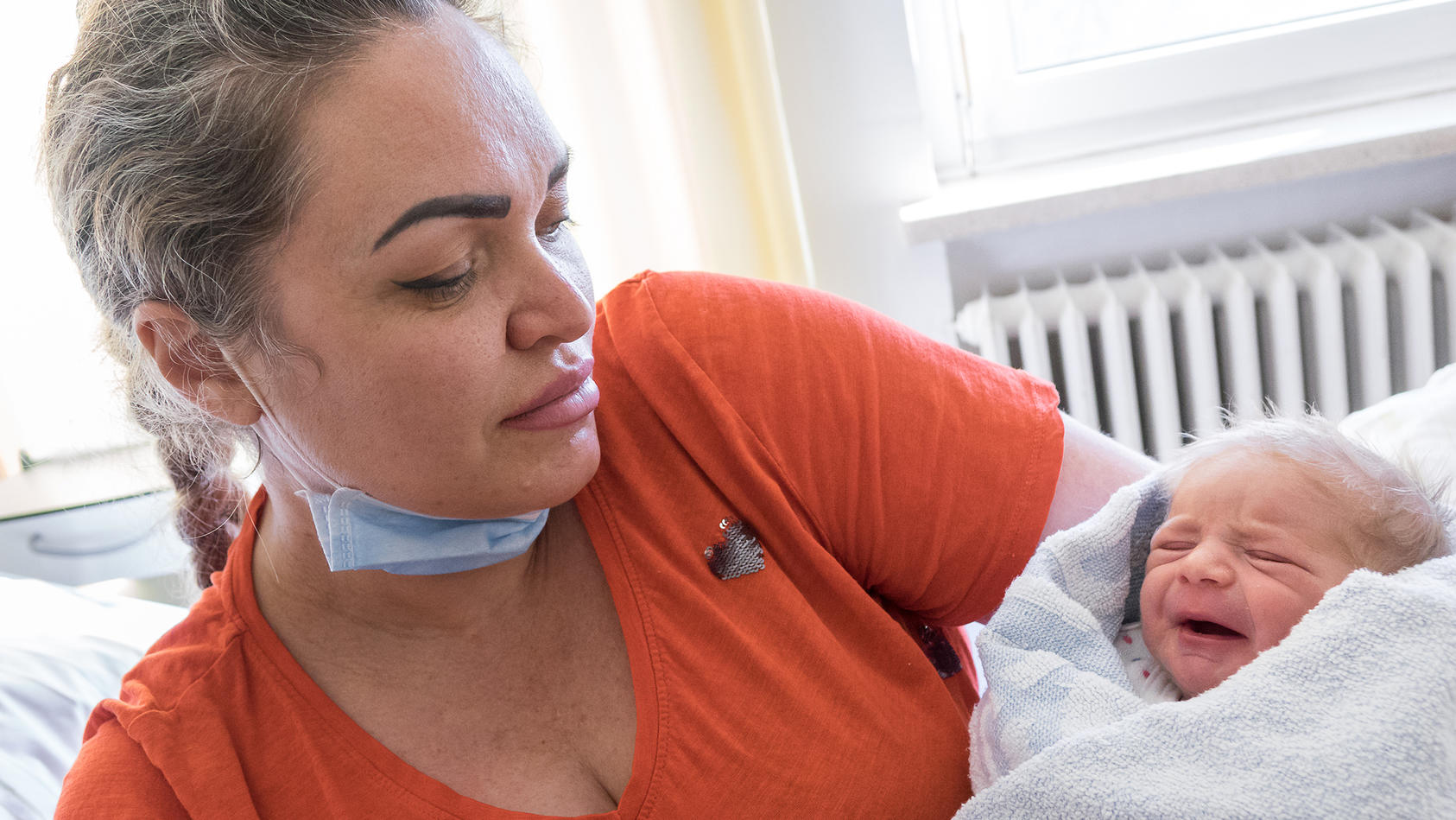 Mutter Anna Marchenko aus der Ukraine mit ihrem neugeborenen Baby Daniel im Krankenhaus Bad Oeynhausen