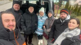 Evgenij mit seinen Eltern, Freunden und Kamerateam