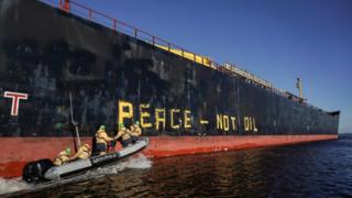 Aktivisten besprühen ein Boot