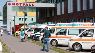 Krankentransportwagen warten am 20.04.2014 in Hamburg auf einem Parkplatz vor der Notaufnahme des Universitätsklinikums Eppendorf (UKE) .