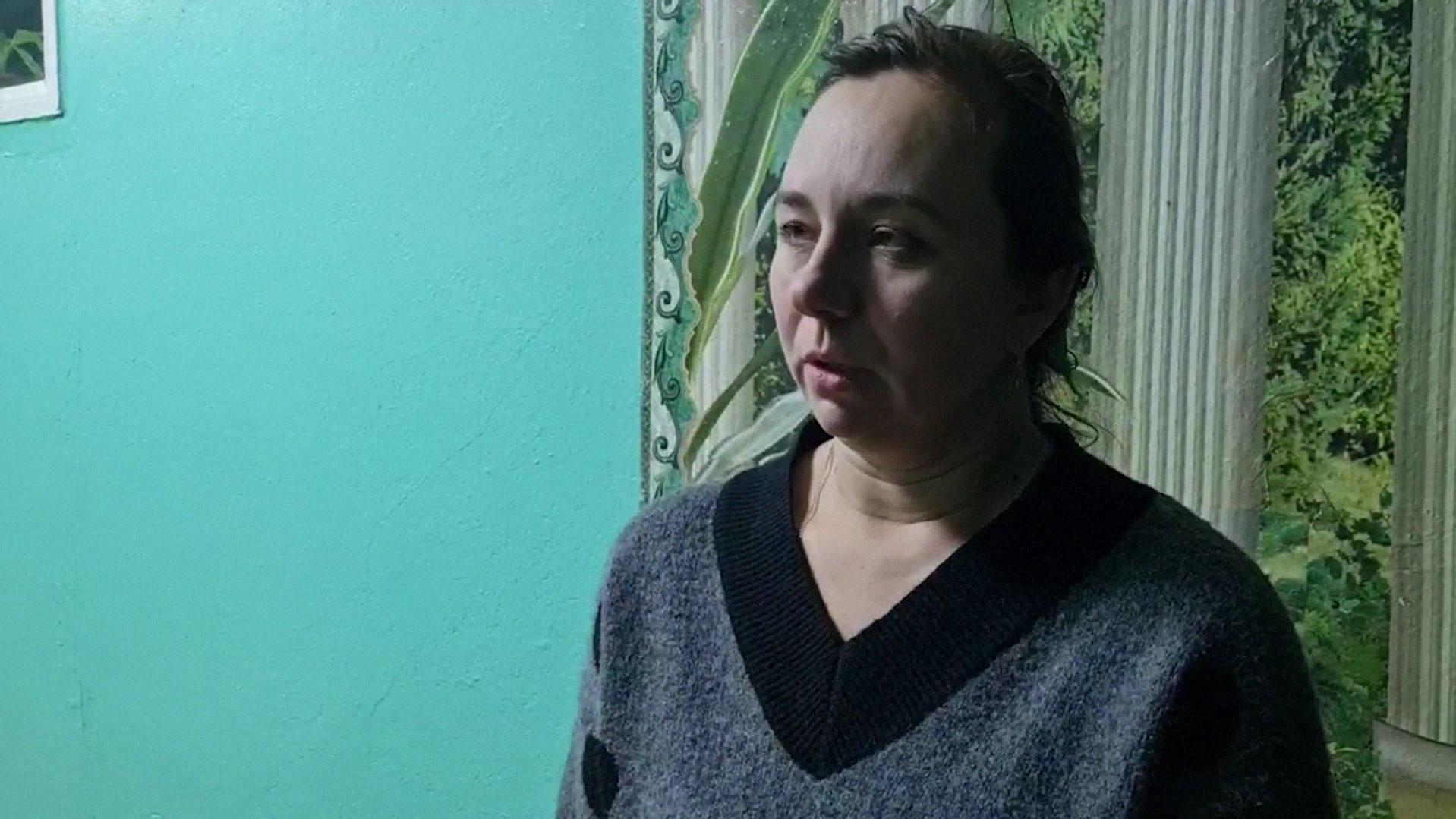 Diese Frau aus Mariupol hat den Kontakt zu ihrer Tochter verloren und ist in großer Sorge um ihr Kind.
