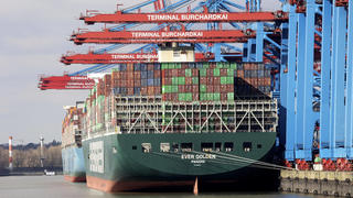 HAMBURGER HAFEN mit Container Schiffen am 06.03.2022 in Hamburg *** HAMBURGER HAFEN with container ships on 06 03 2022 in Hamburg 