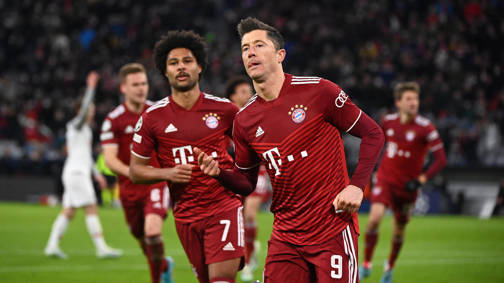  Fussball, Herren, Saison 2021/2022, Champions League Achtelfinale, Rückspiel, FC Bayern München - RB Salzburg, v. l. Serge Gnabry FC Bayern München, Robert Lewandowski FC Bayern München, Jubel nach Tor zum 1:0, 08.03. 2022, *** Football, men, season