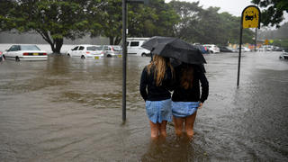 Australien, Überschwemmungen in New South Wales  FLOODS NSW, Flooding from a swollen Manly Creek is seen inundating cars and the street at Campbell Parade, in Manly Vale, north of Sydney, Tuesday, March 8, 2022. Manly Dam in Sydney s north is spilling over and residents are being urged to flee with 800 homes at risk of flooding.  ACHTUNG: NUR REDAKTIONELLE NUTZUNG, KEINE ARCHIVIERUNG UND KEINE BUCHNUTZUNG SYDNEY NSW AUSTRALIA PUBLICATIONxINxGERxSUIxAUTxONLY Copyright: xDANxHIMBRECHTSx 20220308001632729828