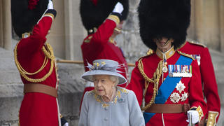 Anlässlich des offiziellen Geburtstags der Queen am 12. Juni 2021 wird der Königin von Großbritannien eine Militärparade der Scots Guards auf Schloss Windsor gezeigt.