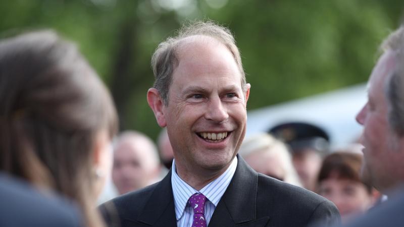 Prinz Edward, Graf von Wessex, lächelt.