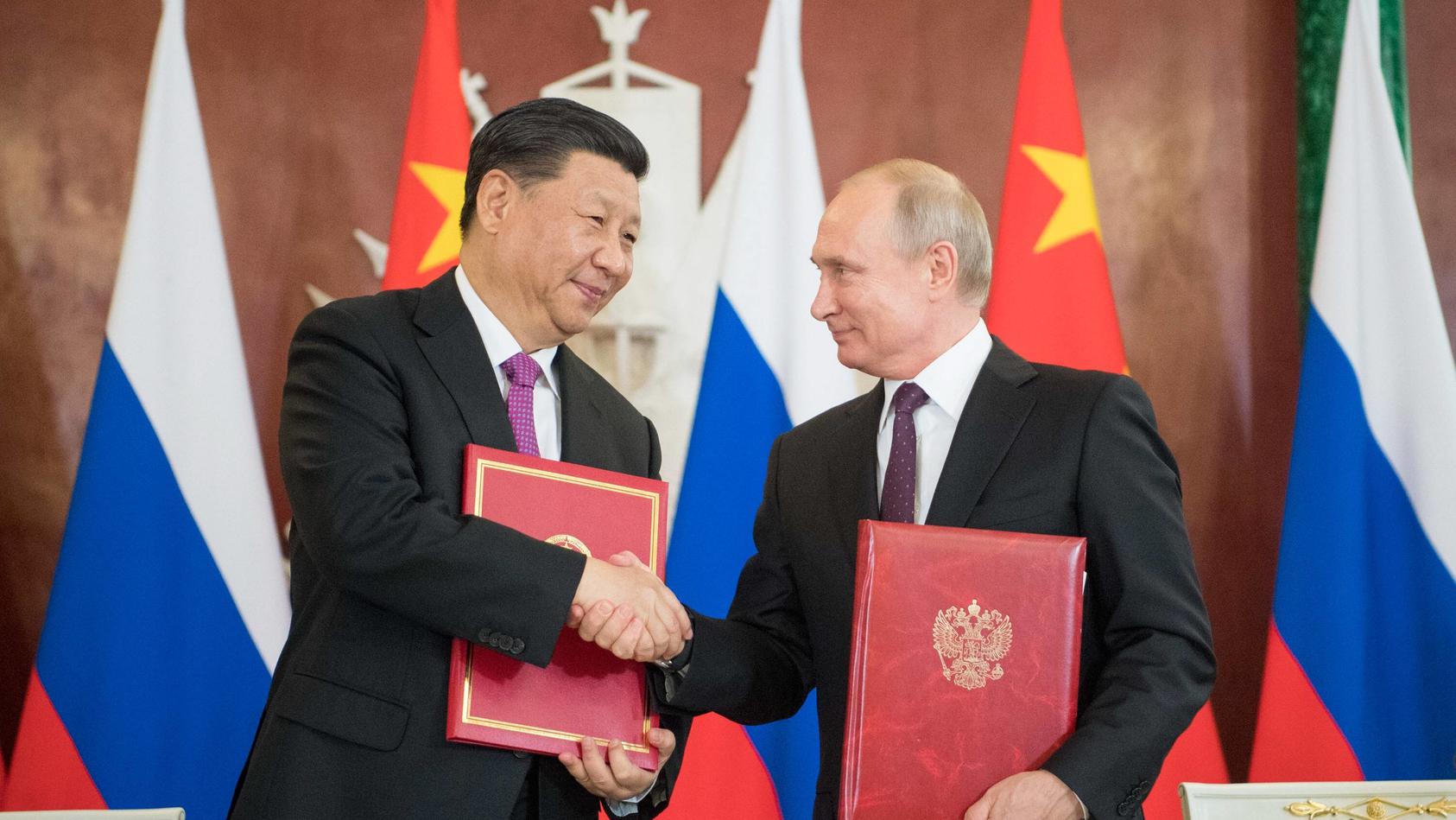 (190605) -- MOSCOW, June 5, 2019 (Xinhua) -- Chinese President Xi Jinping (L) and his Russian counterpart Vladimir Putin sign the statements on elevating bilateral ties to the comprehensive strategic partnership of coordination for a new era and on s