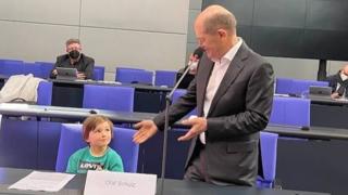 Levi zu Gast im Bundestag.