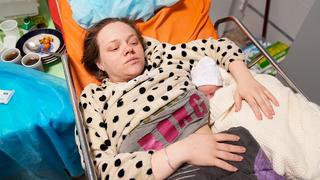 Bloggerin Mariana Vishegirskaya liegt in einem Krankenhausbett mit ihrer Tochter