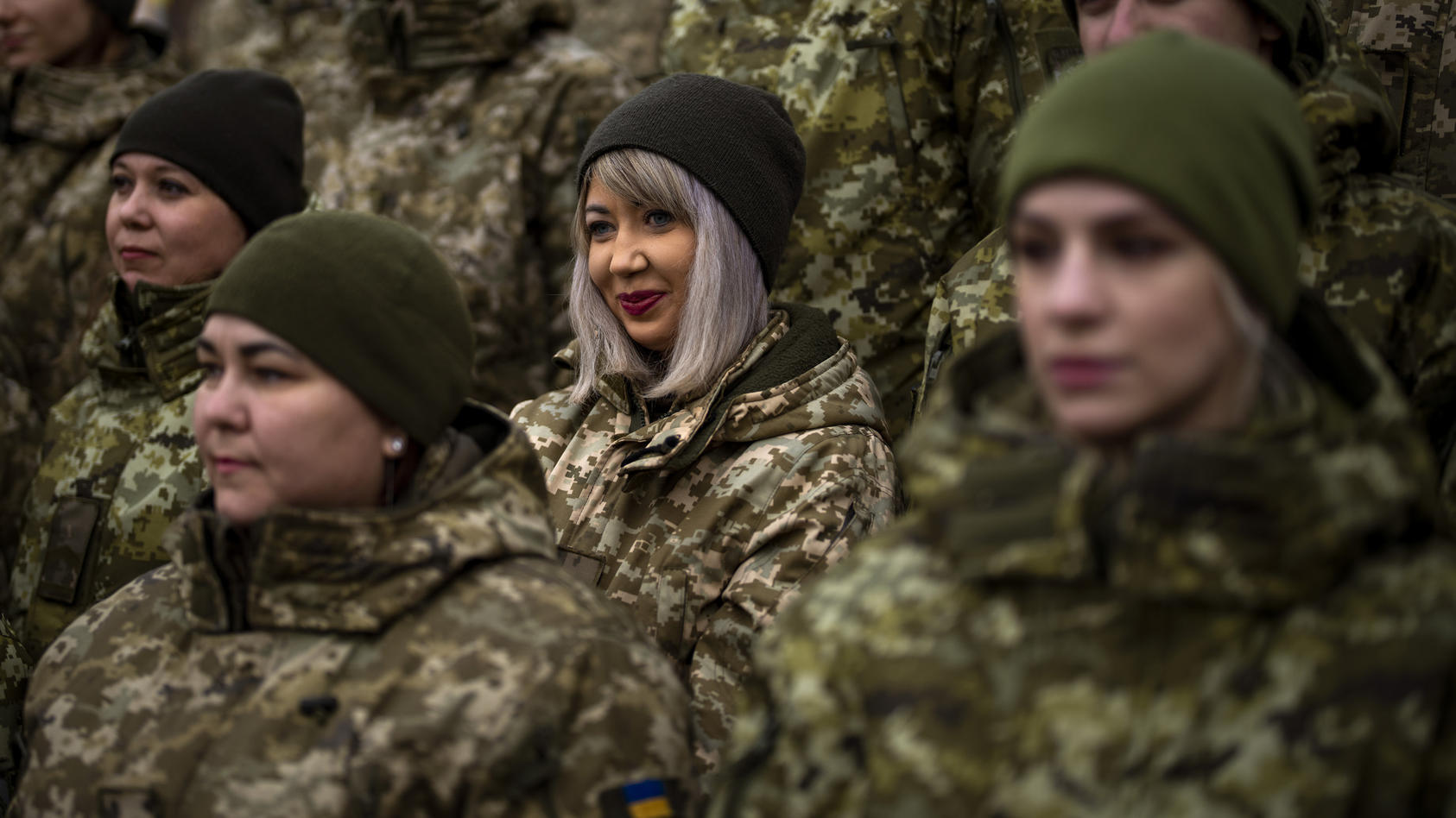 Ukrainische Soldatinnen stehen eine Woche vor dem Krieg in Odessa bei einer Veranstaltung für ein Foto beisammen.