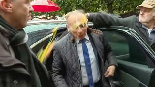 Ein Rentner hat aus Protest ein rohes Ei auf dem Kopf des rechtsextremen französischen Präsidentschaftskandidaten Éric Zemmour zerschlagen