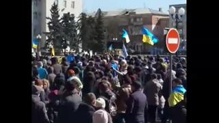 Mutige Ukrainer demonstrieren in Cherson gegen Putins Soldaten, die ihre Heimat besetzt haben.