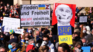 In Deutschland gingen heute - wie hier in Frankfurt - wieder Hunderttausende gegen den russischen Angriffskrieg in der Ukraine auf die Straße.