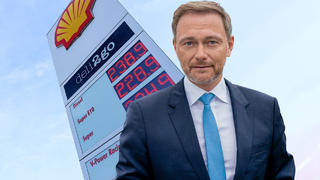 Finanzminister Lindner vor der Anzeigetafel einer Tankstelle