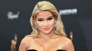 Rapperin Shirin David deutet an, dass sie auch auf Frauen steht.