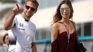 25.11.2016, Vereinigte Arabische Emirate, Abu Dhabi: Jenson Button (McLaren Honda), britischer Rennfahrer, zeigt seiner Freundin Brittny Ward, Model, das Fahrerlager beim Großen Preis von Abu Dhabi. Der frühere Formel-1-Weltmeister Jenson Button hat seine Freundin Brittny Ward geheiratet. Foto: Andre/Eibner-Pressefoto/dpa +++ dpa-Bildfunk +++