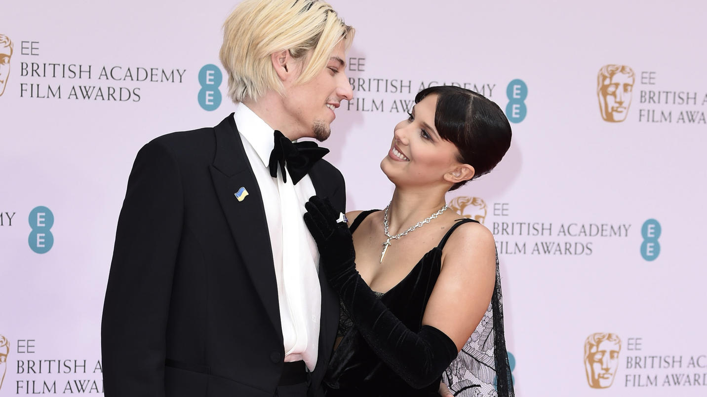 Jake Bongiovi und Millie Bobby Brown bei der Verleihung der BAFTA Film Awards 2022.