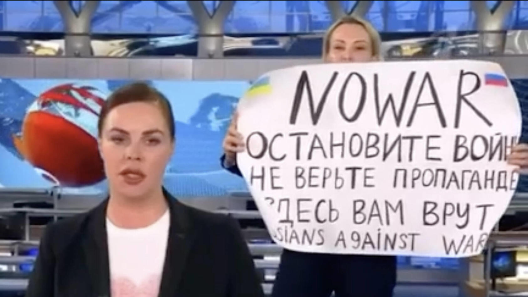 Russische Frau protestiert live im Staatsfernsehen
