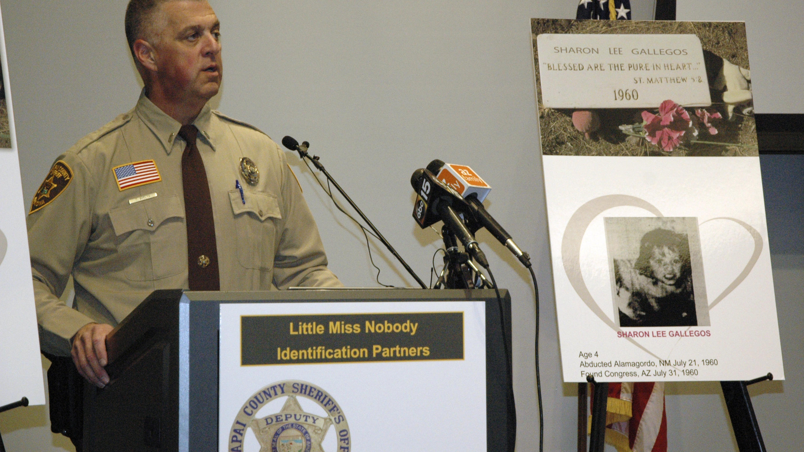 Yavapai County Sheriff's Tom Boelts bei einer Pressekonferenz zur Identifizierung im Fall "Litte Miss Nobody".