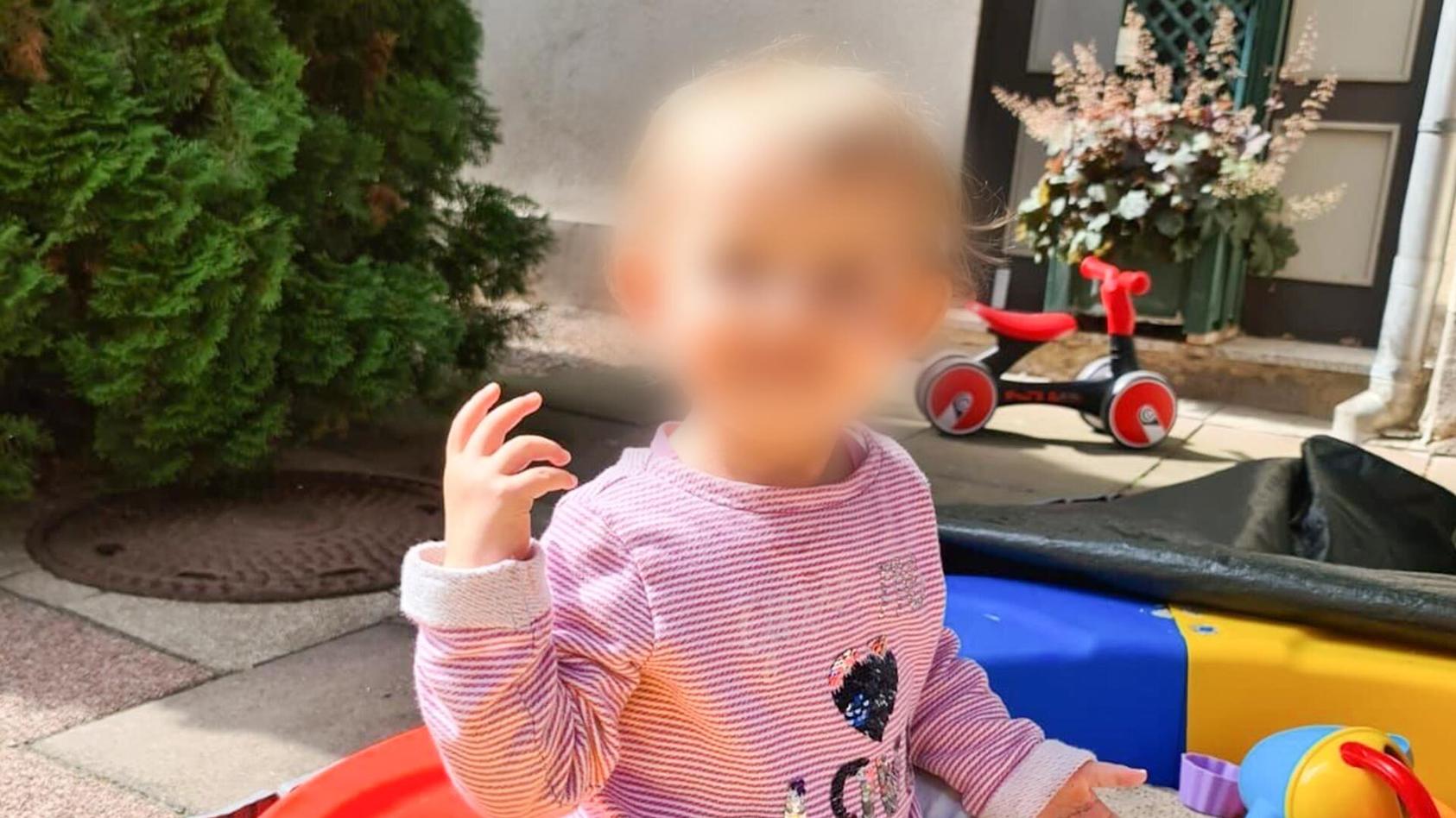 Geblurrtes Bild von der kleinen Emma, deren mutmaßlicher Mord am Landgericht Gera verhandelt wird.