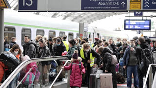  Kriegsfluechtlinge aus er Ukraine kommen am Berliner Hauptbahnhof an, DEU, Berlin, 15.03.2022 *** War refugees from Ukraine arrive at Berlin main station, DEU, Berlin, 15 03 2022