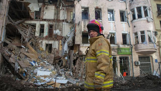 16.03.2022, Ukraine, Charkiw: Ein ukrainischer Feuerwehrmann steht vor einem zerstörten Wohnhaus. Sowohl Russland als auch die Ukraine gaben sich vor einer weiteren geplanten Gesprächsrunde optimistisch, auch wenn Moskaus Streitkräfte Kiew und andere Großstädte unter Beschuss nahmen, um den Widerstand zu brechen, der die Hoffnungen des Kremls auf einen Blitzsieg zunichte gemacht hat.Photo/Andrew Marienko) Foto: Andrew Marienko/AP/dpa +++ dpa-Bildfunk +++