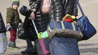 16.03.2022, Sachsen, Leipzig: Aus der Ukraine geflüchtete Menschen gehen in eine Erstaufnahmeeinrichtung auf der Leipziger Messe. In Sachsen sollen in den kommenden Tagen etwa 10 000 Plätze in zentralen Einrichtungen für Flüchtlinge eingerichtet werden. Insgesamt werden nach vorsichtigen Schätzungen 80 000 Geflüchtete im Freistaat eine vorübergehende Heimat finden. Foto: Jan Woitas/dpa-Zentralbild/dpa +++ dpa-Bildfunk +++