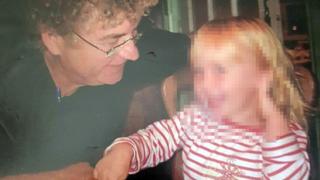 Alain Chauvet mut seiner Tochter Camille. Als das Mädchen fünf Jahre alt war, wurde es von seiner Mutter entführt. Elf Jahre tauchte Priscilla M. mit dem Kind unter - mutmaßlich bei einer Sekte in der Schweiz.