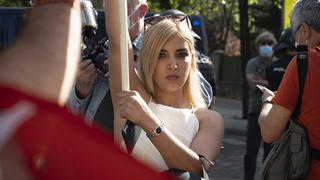 Isabel Peralta im Mai 2021 bei einer Demonstration rechter und rechtsextremer Gruppen vor der marokkanischen Botschaft in Madrid