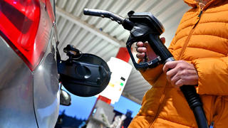  Preisschock an der Tankstelle. Wie weit werden die Spritpreise noch klettern  Siegsdorf Bayern Deutschland *** Price shock at the gas station How far will fuel prices climb Siegsdorf Bavaria Germany Copyright: xRolfxPossx